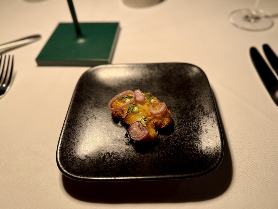 Amuse bouche: smažený jazýček z tresky s koprovým aioli a nakládanou šalotkou.