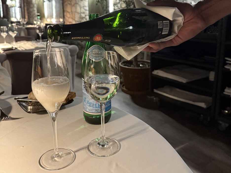 Servis šumivého vína – detaily, které dělají fine dining kompletním.