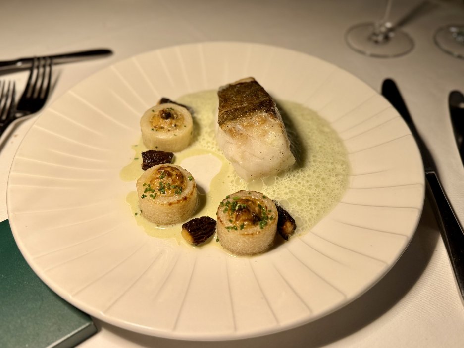 Hlavní chod skrei: filet s kedlubnovým konfitem, smrži a pěnou z pórku.