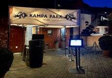 Vstup do Kampa Parku krátce po setmění – legenda z Kampy funguje už od roku 1994.