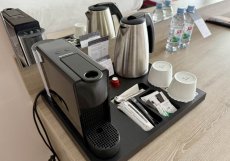 Kávovar Nespresso a rychlovarná konvice jako samozřejmá součást vybavení