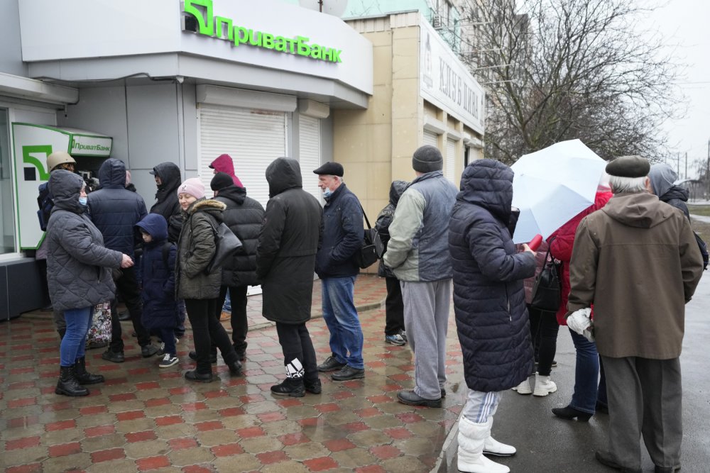 A také před bankomaty.
