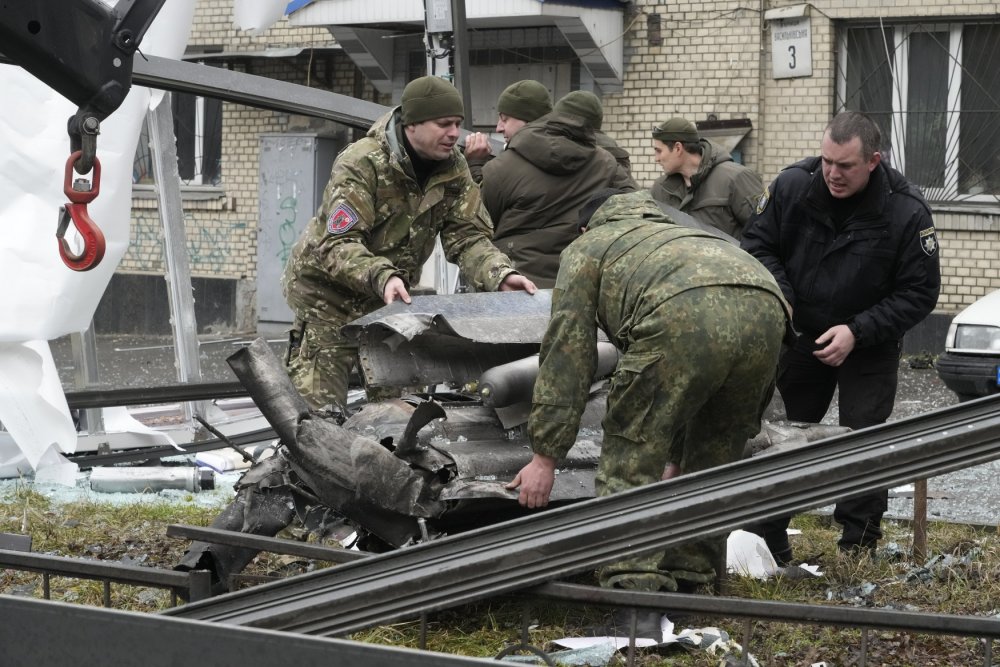 Cílem raketového útoku se stalo i hlavní město Kyjev, technici odklízí zbytky jedné z raket, které na město dopadly.