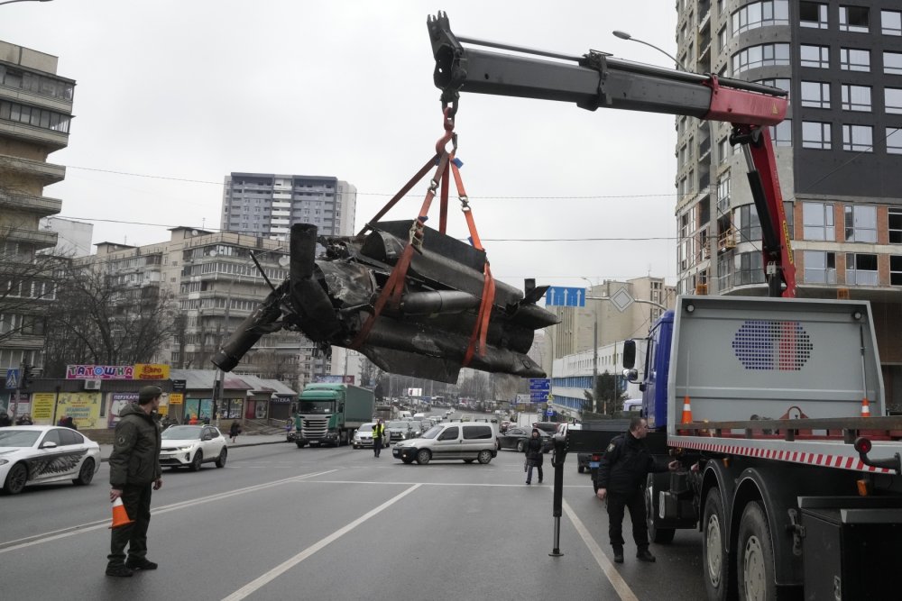 Cílem raketového útoku se stalo i hlavní město Kyjev, technici odklízí zbytky jedné z raket, které na město dopadly.