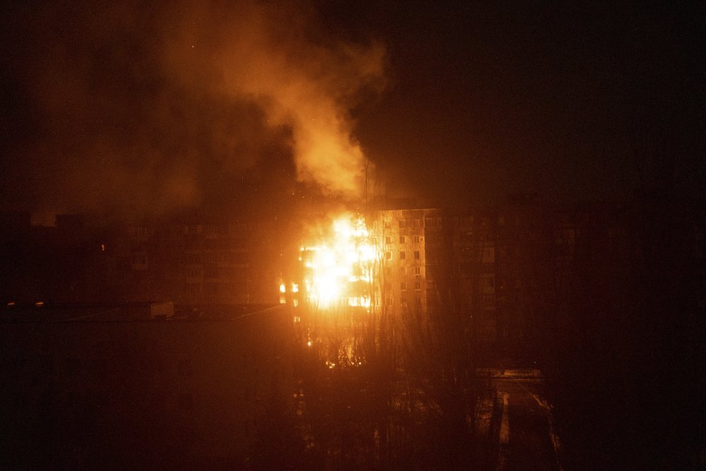 Požár obytného domu v obleženém Mariupolu po ruském ostřelování, 11. března 2022.
