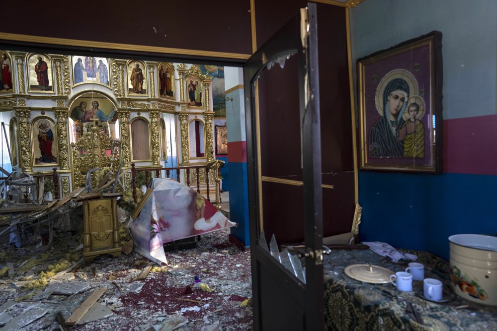 Zničený interiér pravoslavného kostela v ukrajinském Jasnogorodku po ruském útoku, 25.3.2022
