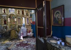 Zničený interiér pravoslavného kostela v ukrajinském Jasnogorodku po ruském útoku, 25.3.2022