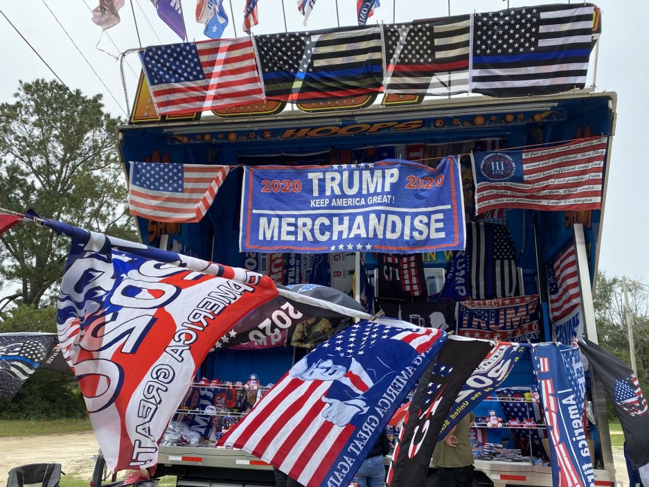 V prostředí, kde důvěra v politiku výrazně klesá, zůstává jedno jisté. Trumpův merchandising funguje.