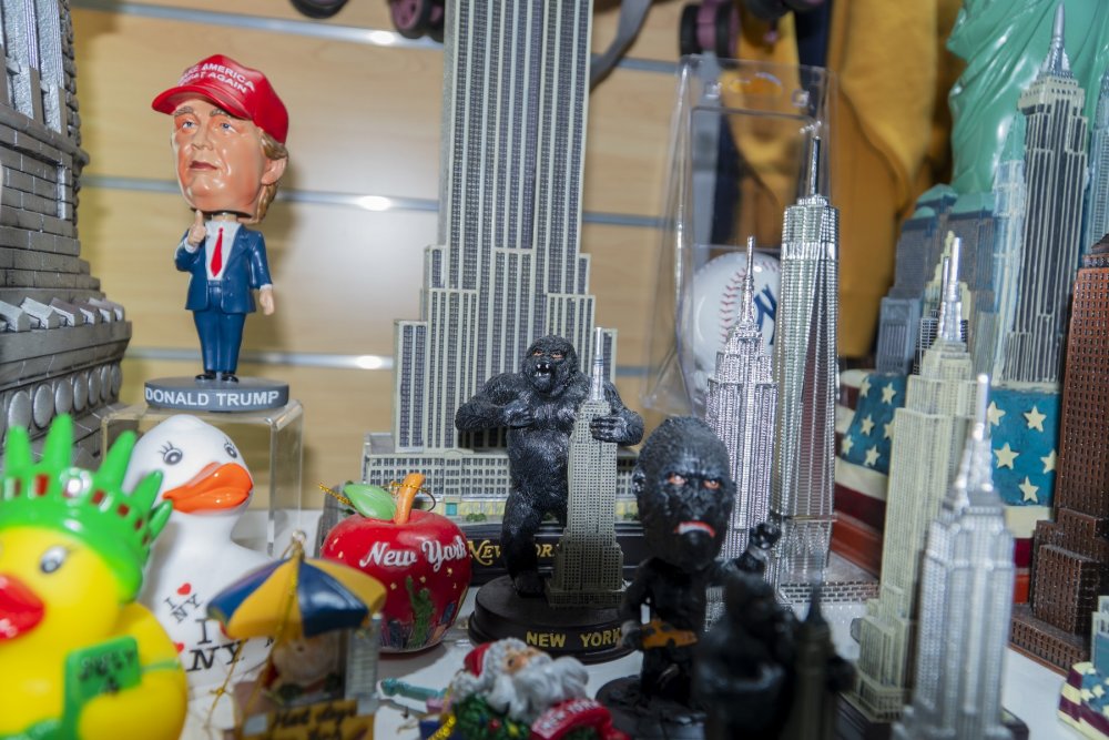 V prostředí, kde důvěra v politiku výrazně klesá, zůstává jedno jisté. Trumpův merchandising funguje.