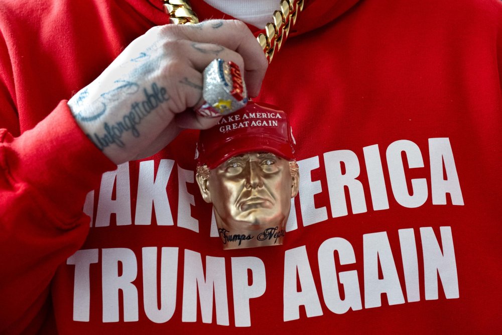 V prostředí, kde důvěra v politiku výrazně klesá, zůstává jedno jisté. Trumpův merchandising funguje.