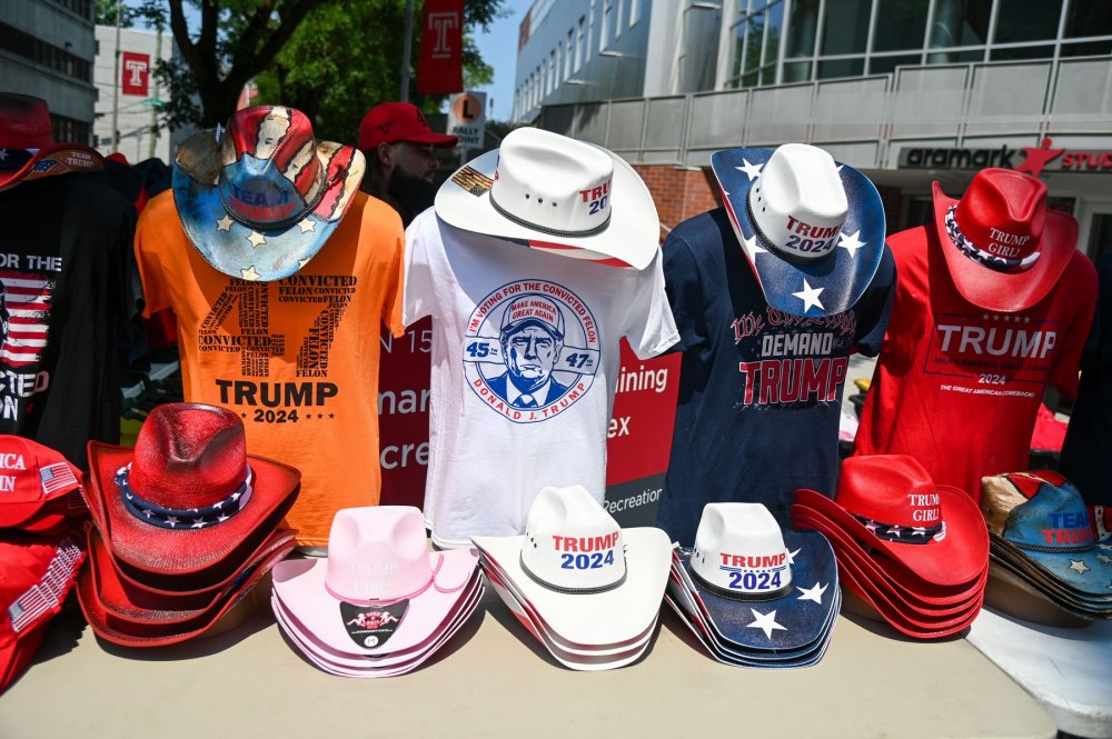 V prostředí, kde důvěra v politiku výrazně klesá, zůstává jedno jisté. Trumpův merchandising funguje.