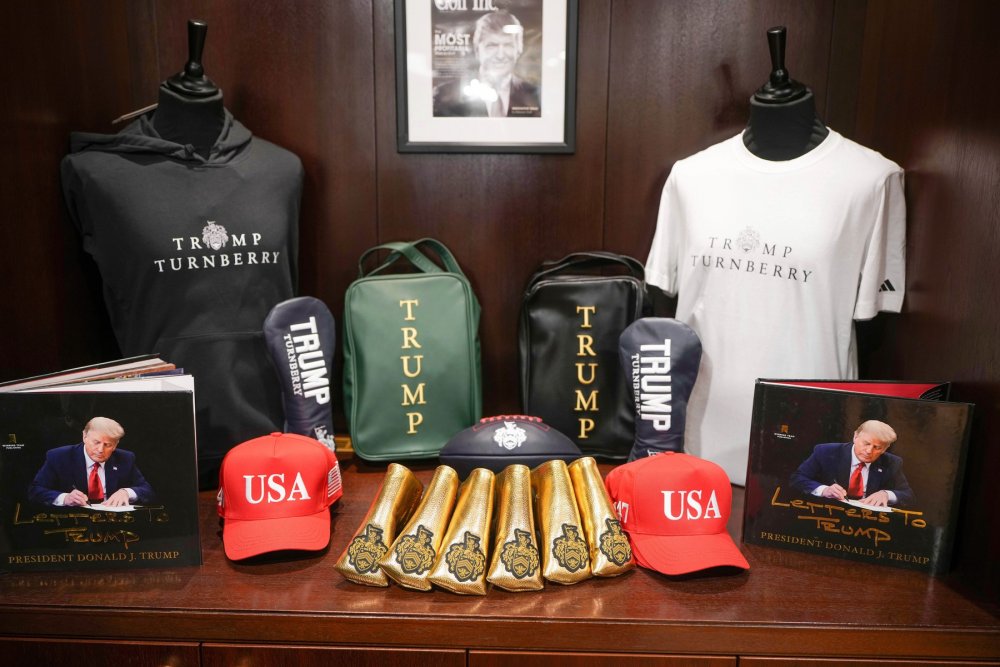 V prostředí, kde důvěra v politiku výrazně klesá, zůstává jedno jisté. Trumpův merchandising funguje.