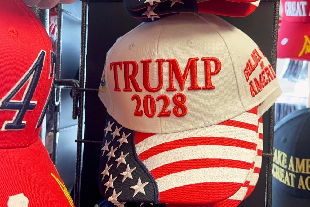 V prostředí, kde důvěra v politiku výrazně klesá, zůstává jedno jisté. Trumpův merchandising funguje.