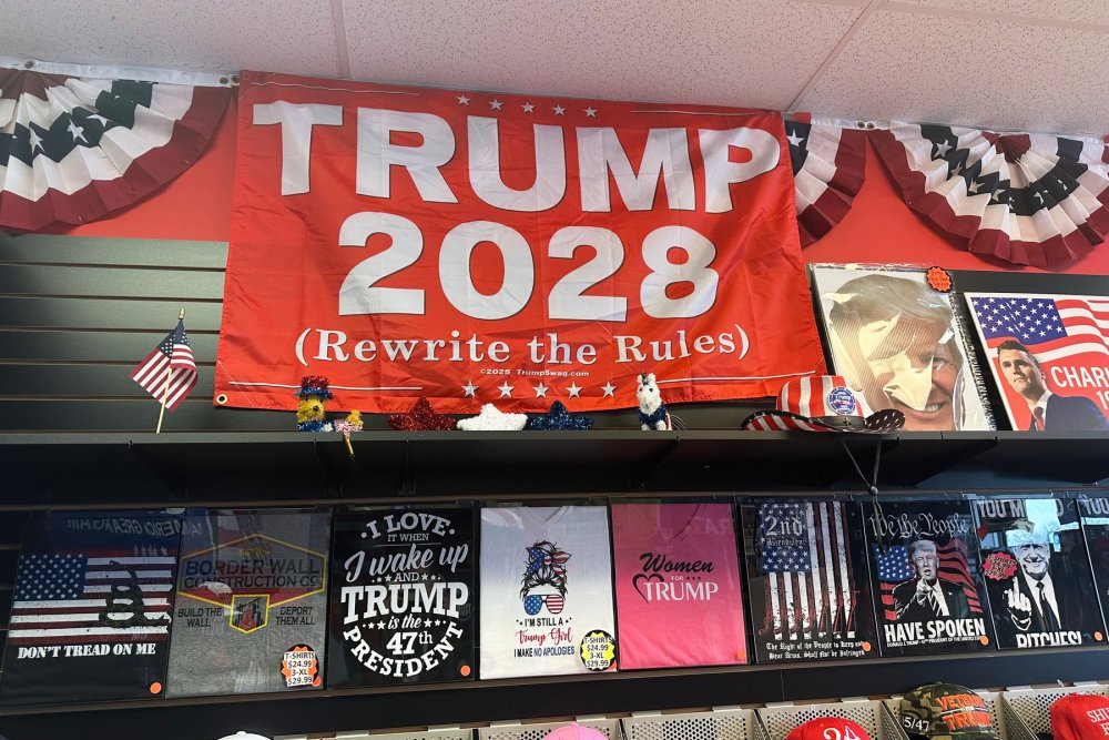 V prostředí, kde důvěra v politiku výrazně klesá, zůstává jedno jisté. Trumpův merchandising funguje.