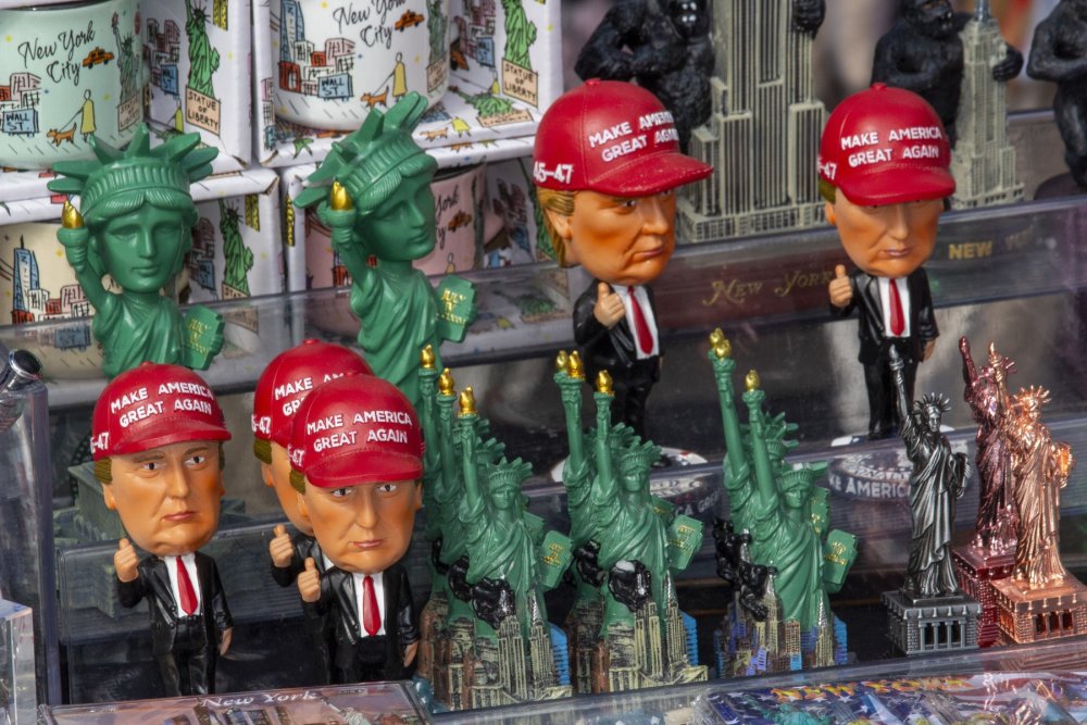 V prostředí, kde důvěra v politiku výrazně klesá, zůstává jedno jisté. Trumpův merchandising funguje.