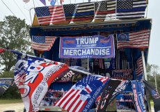 V prostředí, kde důvěra v politiku výrazně klesá, zůstává jedno jisté. Trumpův merchandising funguje.