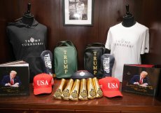 V prostředí, kde důvěra v politiku výrazně klesá, zůstává jedno jisté. Trumpův merchandising funguje.