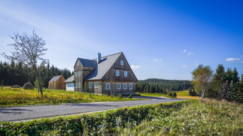 Architekti odstranili necitlivé vestavby, obnovili roubení a očistili původní žulové zdivo, čímž domu vrátili autentický výraz.