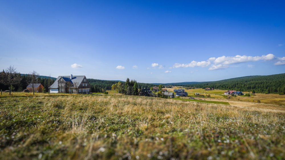 Historická chalupa v osadě Jizerka prošla citlivou rekonstrukcí, která respektuje tradiční horskou architekturu Jizerských hor.