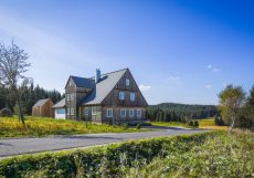 Architekti odstranili necitlivé vestavby, obnovili roubení a očistili původní žulové zdivo, čímž domu vrátili autentický výraz.