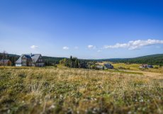 Historická chalupa v osadě Jizerka prošla citlivou rekonstrukcí, která respektuje tradiční horskou architekturu Jizerských hor.