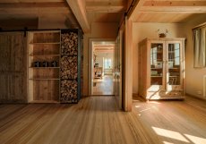 Přízemí stojí na masivních prkenných podlahách, trámovém stropu a repasovaném roubení, které tvoří hlavní atmosféru interiéru.