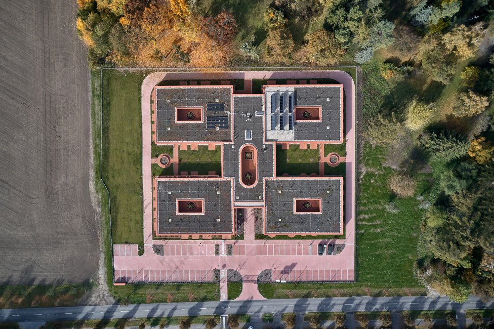 Stárnutí populace už není jen sociální téma, ale ekonomická realita. Projekt z Nového Bydžova přináší model, který kombinuje provozní logiku, architekturu a proměnu očekávání nové generace seniorů.