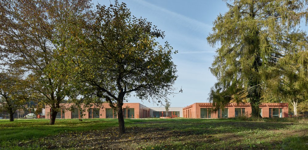 Stárnutí populace už není jen sociální téma, ale ekonomická realita. Projekt z Nového Bydžova přináší model, který kombinuje provozní logiku, architekturu a proměnu očekávání nové generace seniorů.