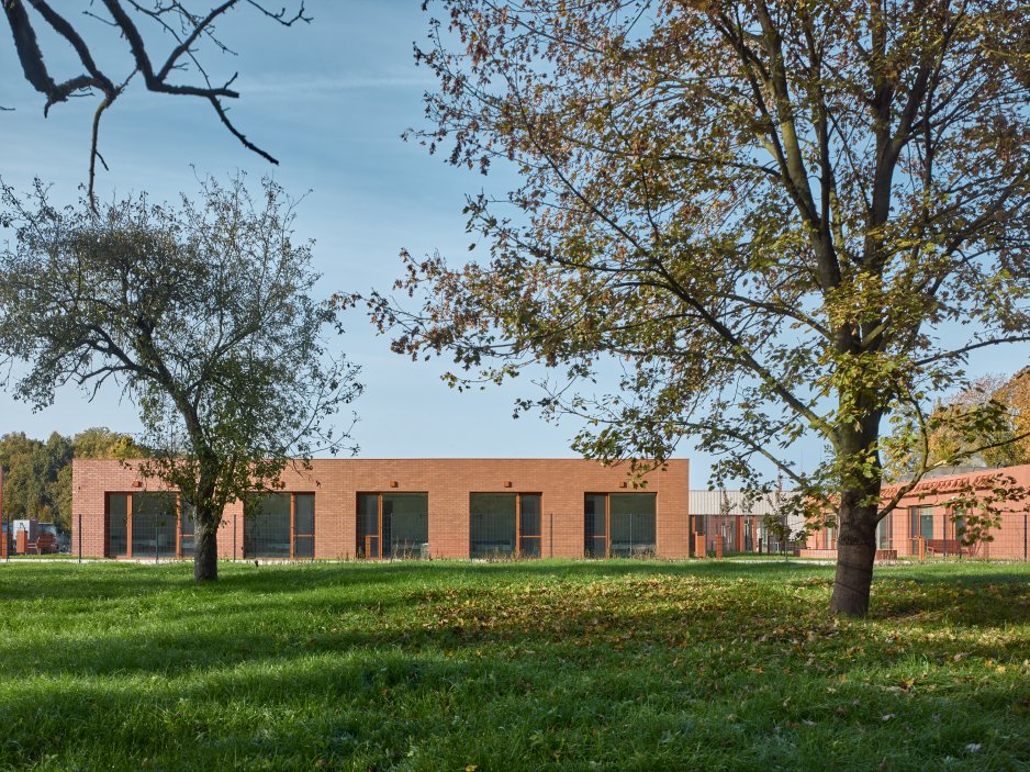 Stárnutí populace už není jen sociální téma, ale ekonomická realita. Projekt z Nového Bydžova přináší model, který kombinuje provozní logiku, architekturu a proměnu očekávání nové generace seniorů.