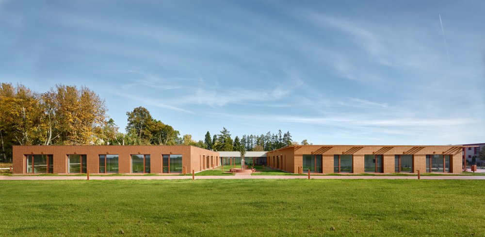 Stárnutí populace už není jen sociální téma, ale ekonomická realita. Projekt z Nového Bydžova přináší model, který kombinuje provozní logiku, architekturu a proměnu očekávání nové generace seniorů.