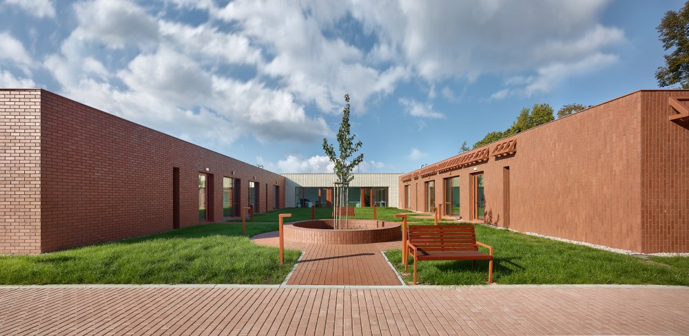 Stárnutí populace už není jen sociální téma, ale ekonomická realita. Projekt z Nového Bydžova přináší model, který kombinuje provozní logiku, architekturu a proměnu očekávání nové generace seniorů.