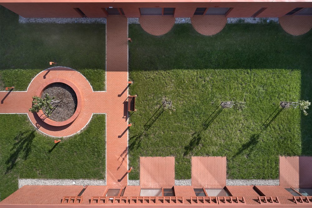 Stárnutí populace už není jen sociální téma, ale ekonomická realita. Projekt z Nového Bydžova přináší model, který kombinuje provozní logiku, architekturu a proměnu očekávání nové generace seniorů.