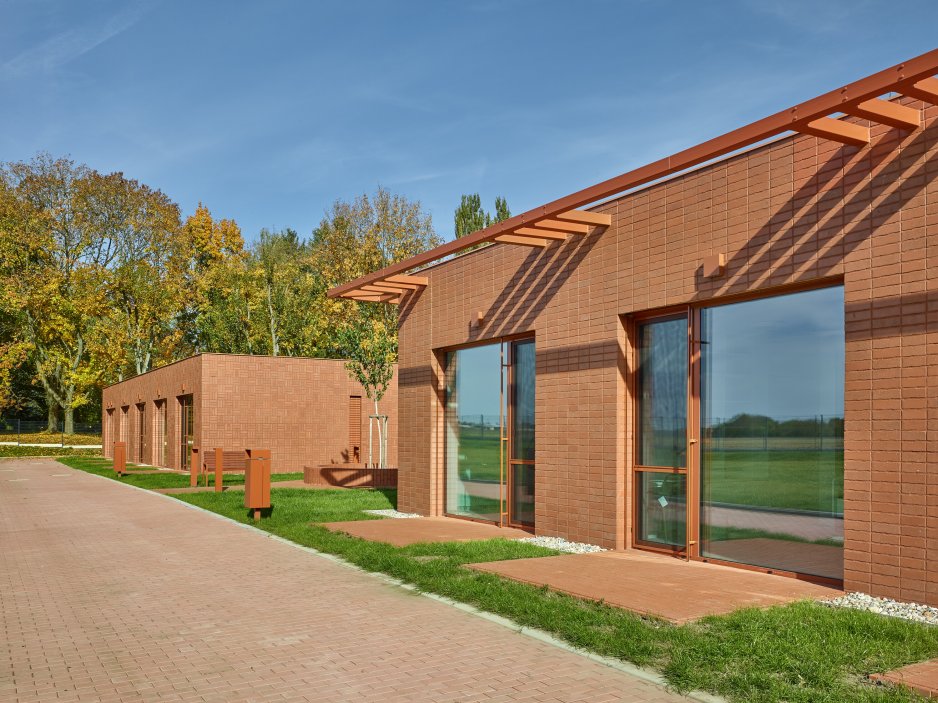 Stárnutí populace už není jen sociální téma, ale ekonomická realita. Projekt z Nového Bydžova přináší model, který kombinuje provozní logiku, architekturu a proměnu očekávání nové generace seniorů.