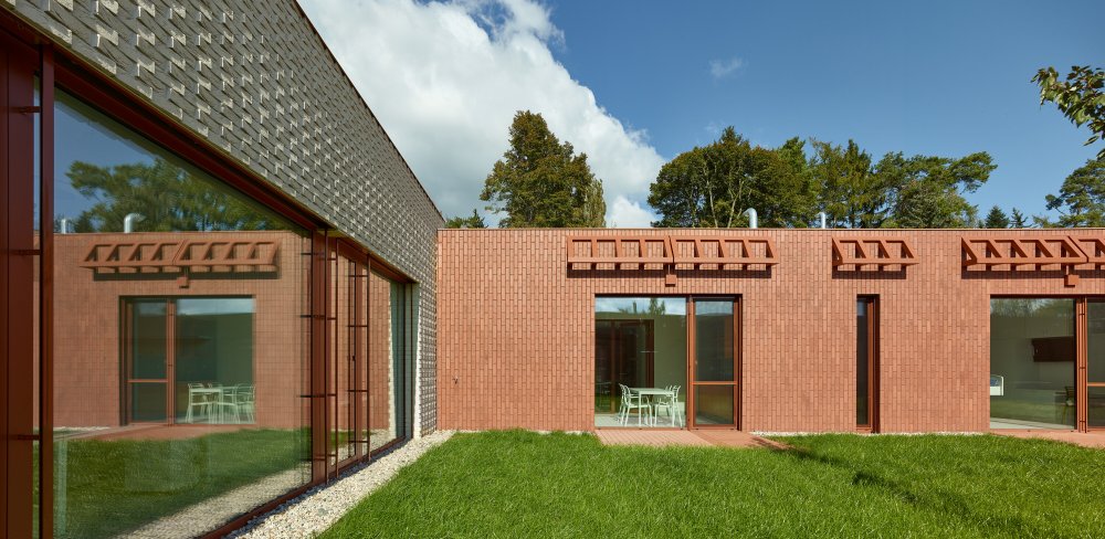 Stárnutí populace už není jen sociální téma, ale ekonomická realita. Projekt z Nového Bydžova přináší model, který kombinuje provozní logiku, architekturu a proměnu očekávání nové generace seniorů.