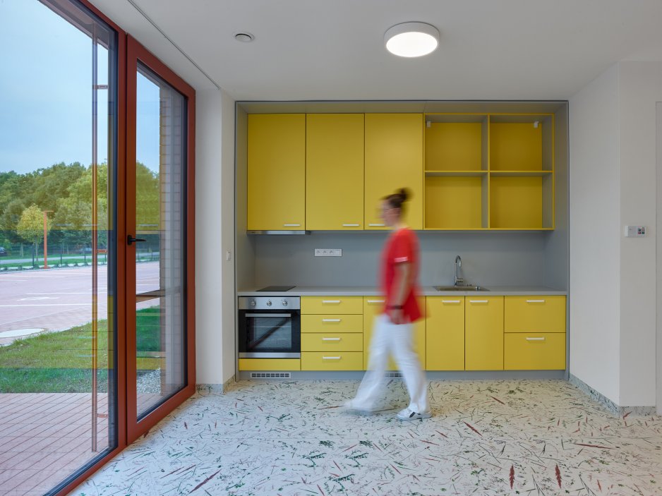 Stárnutí populace už není jen sociální téma, ale ekonomická realita. Projekt z Nového Bydžova přináší model, který kombinuje provozní logiku, architekturu a proměnu očekávání nové generace seniorů.