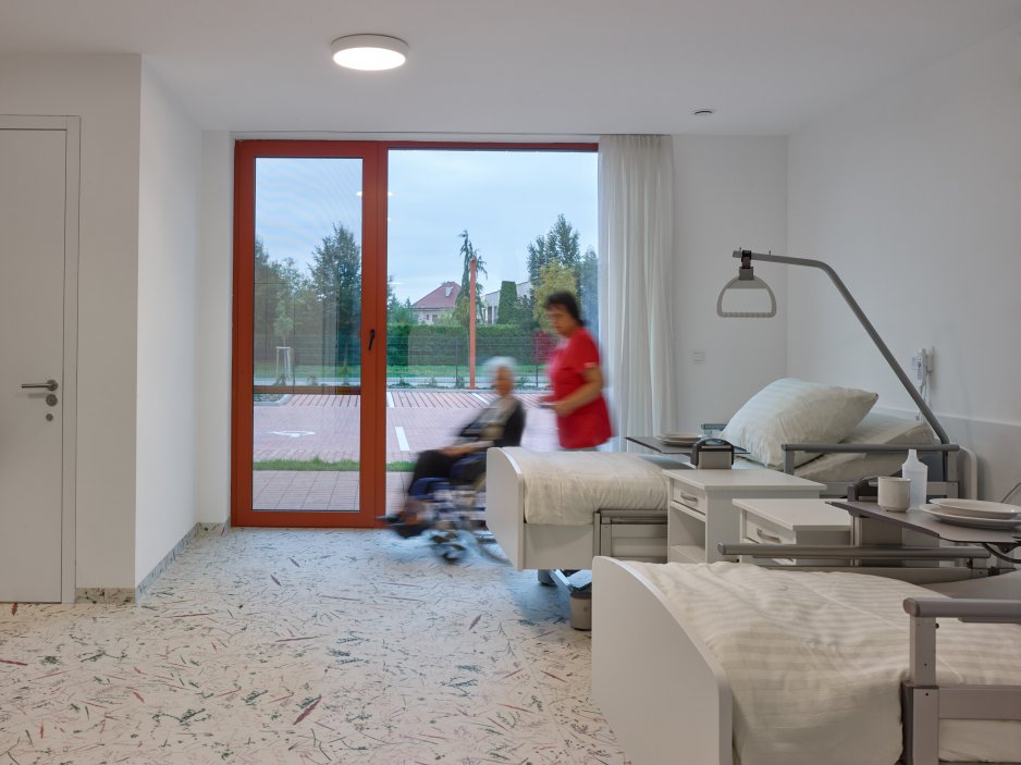 Stárnutí populace už není jen sociální téma, ale ekonomická realita. Projekt z Nového Bydžova přináší model, který kombinuje provozní logiku, architekturu a proměnu očekávání nové generace seniorů.