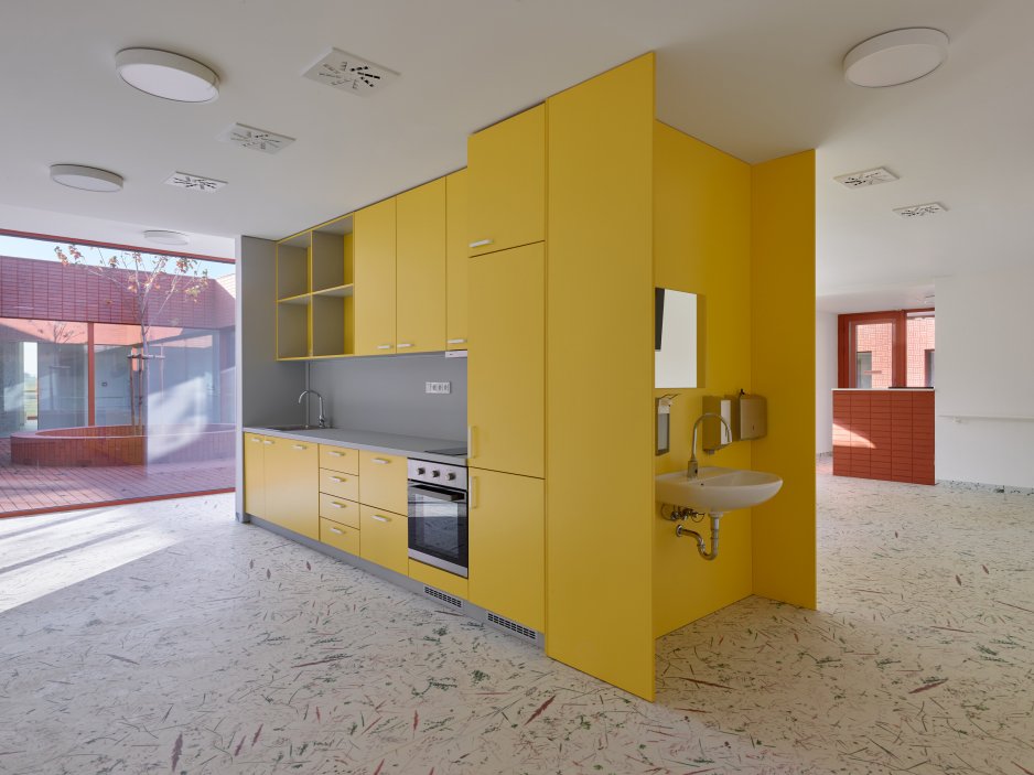 Stárnutí populace už není jen sociální téma, ale ekonomická realita. Projekt z Nového Bydžova přináší model, který kombinuje provozní logiku, architekturu a proměnu očekávání nové generace seniorů.