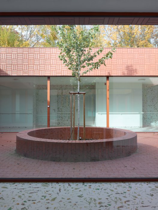 Stárnutí populace už není jen sociální téma, ale ekonomická realita. Projekt z Nového Bydžova přináší model, který kombinuje provozní logiku, architekturu a proměnu očekávání nové generace seniorů.