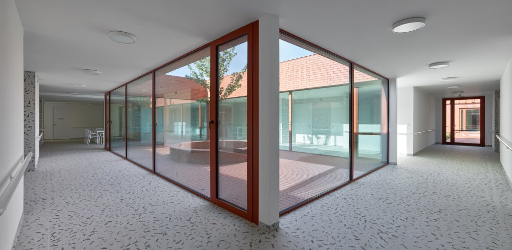 Stárnutí populace už není jen sociální téma, ale ekonomická realita. Projekt z Nového Bydžova přináší model, který kombinuje provozní logiku, architekturu a proměnu očekávání nové generace seniorů.