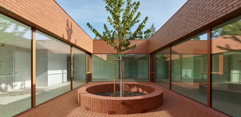 Stárnutí populace už není jen sociální téma, ale ekonomická realita. Projekt z Nového Bydžova přináší model, který kombinuje provozní logiku, architekturu a proměnu očekávání nové generace seniorů.