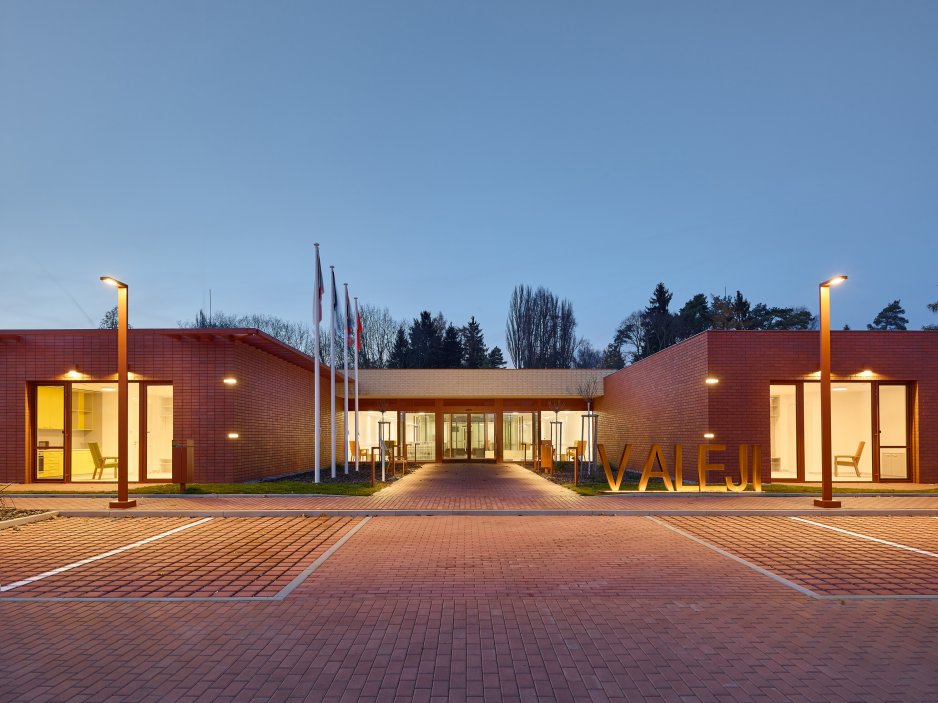Stárnutí populace už není jen sociální téma, ale ekonomická realita. Projekt z Nového Bydžova přináší model, který kombinuje provozní logiku, architekturu a proměnu očekávání nové generace seniorů.