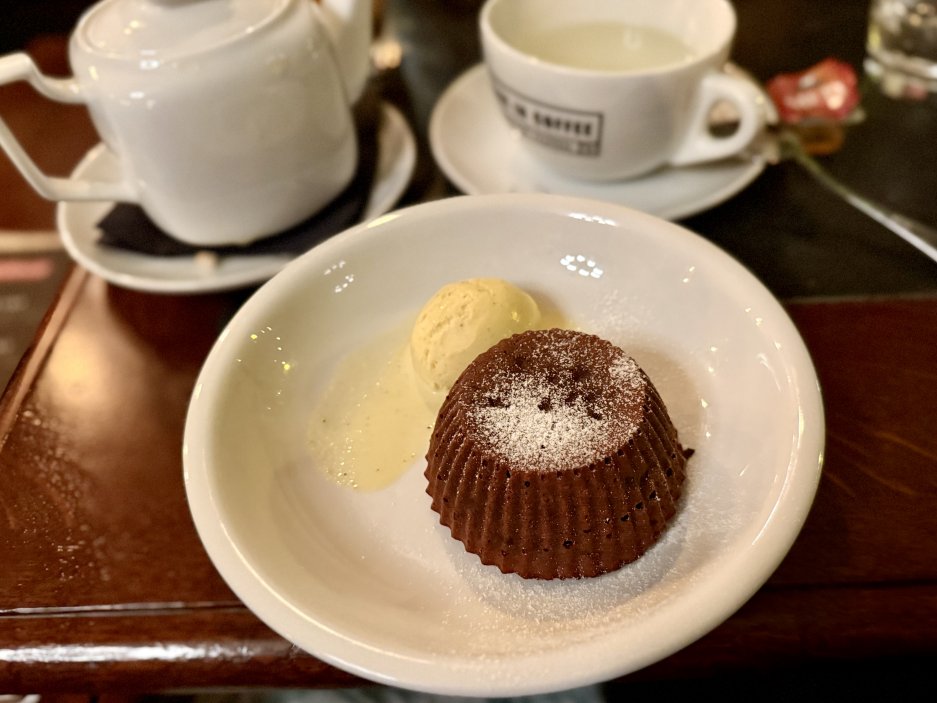 Čokoládový fondant s perfektně tekutým středem a vanilkovou zmrzlinou