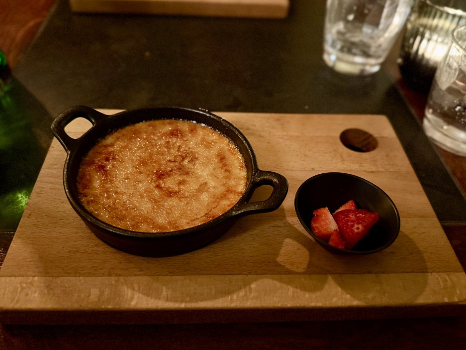 Crème brûlée doplněné jahodami – spíše symbolickými, samotný dezert ale nezklamal 