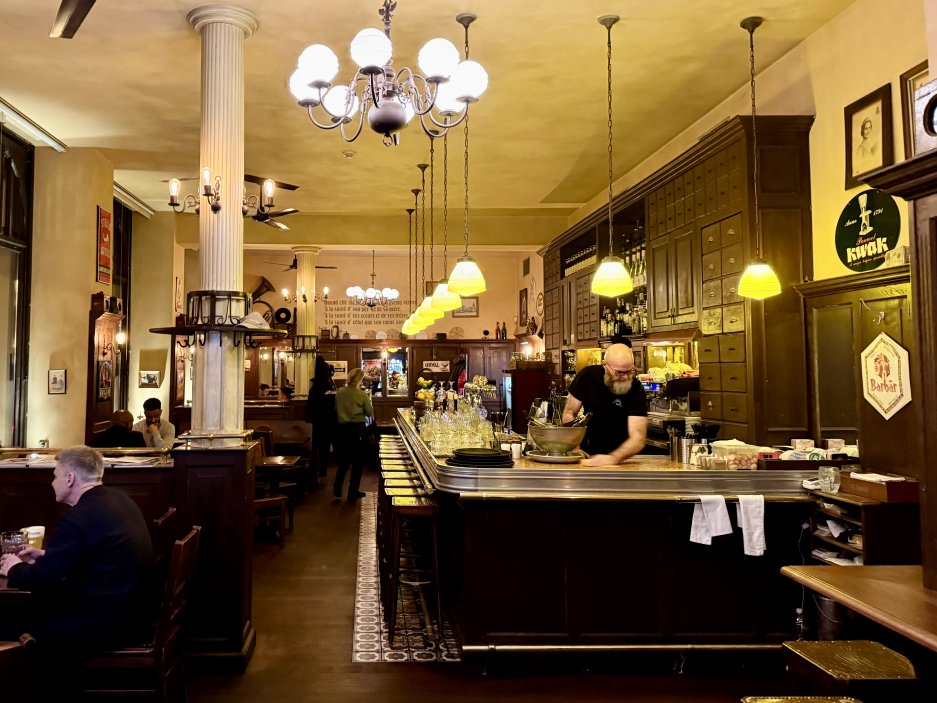 Hlavní sál restaurace potvrzuje starosvětský charakter belgické brasserie