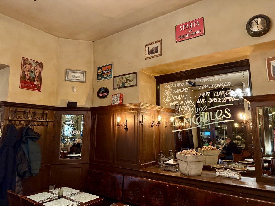Interiér restaurace Les Moules připomíná tradiční bruselskou brasserii, kde se atmosféra za více než dvacet let prakticky nezměnila