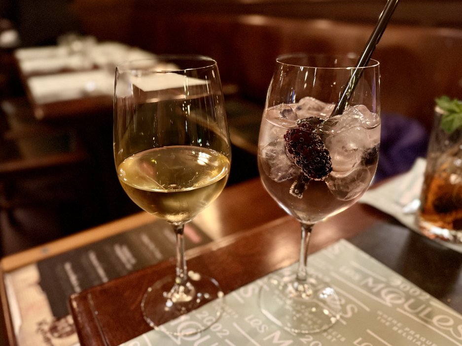 Večer doplnila sklenka bílého vína a lehký aperitiv 