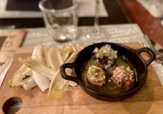 Mušle svatého Jakuba servírované s francouzským jelítkem boudin noir propojují jemnost mořského plodu s výraznější masovou chutí