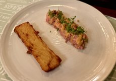 Hovězí tatarák podávaný se smaženým bramborem patřil k nejvýraznějším předkrmům večera 