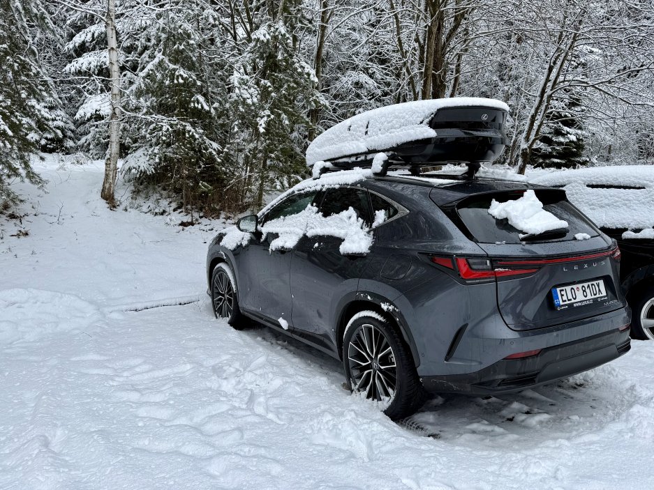 Lexus NX 450h+ po nočním sněžení ukazuje, že plug-in hybrid se zimy rozhodně nebojí