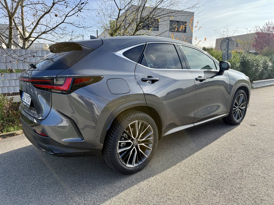 Lexus NX 450h+ působí sebevědomě i v běžném městském provozu